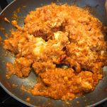 Padella con uova strapazzate al pomodoro