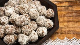 Dolcetti di carote e cocco sul vassoio