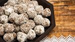 Dolcetti di carote e cocco sul vassoio