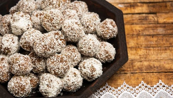 Dolcetti di carote e cocco sul vassoio