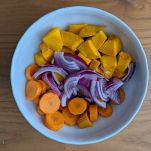 ciotola con zucca carote e cipolle