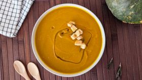 ciotola con vellutata di zucca e carote
