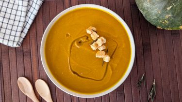 ciotola con vellutata di zucca e carote