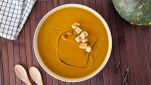 ciotola con vellutata di zucca e carote
