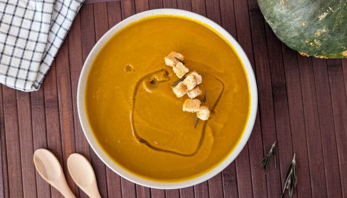 ciotola con vellutata di zucca e carote