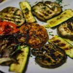 Melanzane, zucchine e peperoni grigliati nel piatto