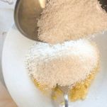 Versare il cocco rapè sulla purea di banane