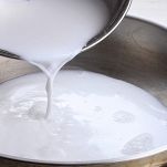 Versare il latte di cocco nella ciotola
