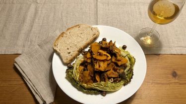 Zucca al forno con nocciole e verza con una fetta di pane