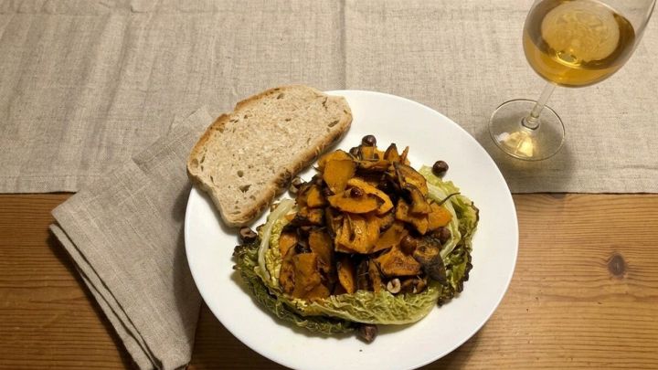 Zucca al forno con nocciole e verza con una fetta di pane
