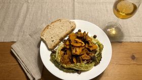 Zucca al forno con nocciole e verza con una fetta di pane