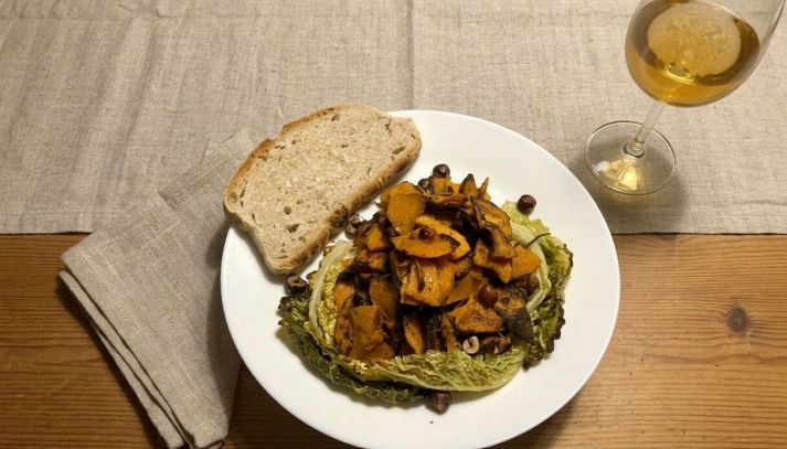 Zucca al forno con nocciole e verza con una fetta di pane