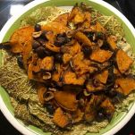 Zucca al forno con nocciole e verza nel piatto