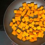 Zucca in cottura nella padella
