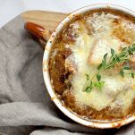 ciotola con zuppa di cipolle