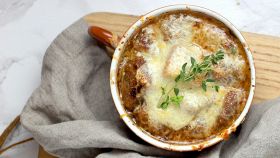 ciotola con zuppa di cipolle