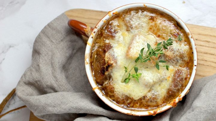 ciotola con zuppa di cipolle