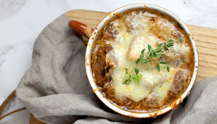 ciotola con zuppa di cipolle