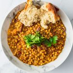 piatto di zuppa di zucca e lenticchie