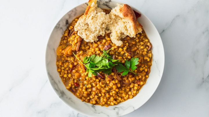 piatto di zuppa di zucca e lenticchie