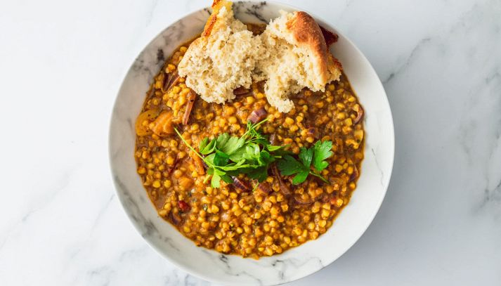 piatto di zuppa di zucca e lenticchie