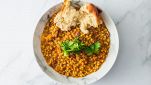piatto di zuppa di zucca e lenticchie