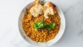 piatto di zuppa di zucca e lenticchie