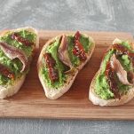 Bruschette con crema di broccoli, pomodori secchi e acciughe