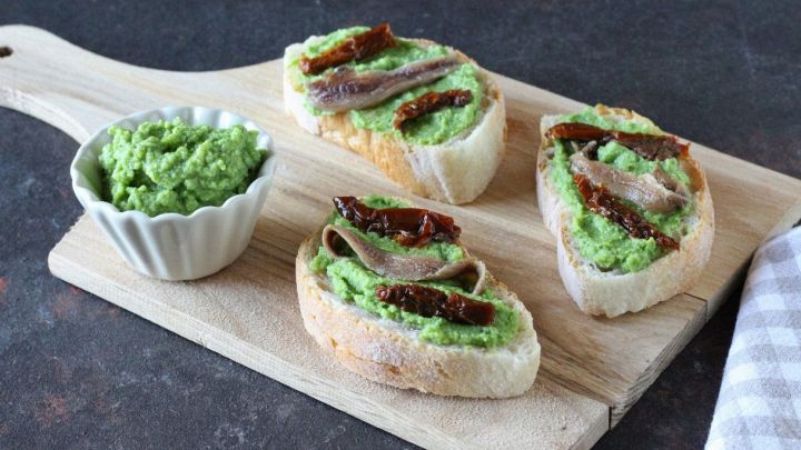 Bruschette con crema di broccoli, pomodori secchi e acciughe