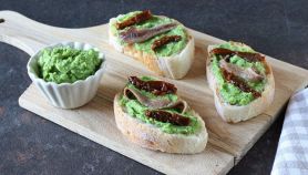 Bruschette con crema di broccoli, pomodori secchi e acciughe