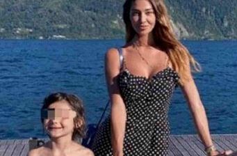 Santiago sgrida sua madre perchè fa selfie tutto il giorno!