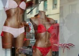 A Pescara uomo entra in un negozio e cerca di violentare un manichino...