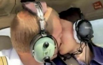 Pilota e allieva nella cabina di pilotaggio: il video diventa virale e...