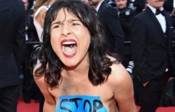 Cannes, attivista nuda sul red carpet: protesta choc per le donne ucraine