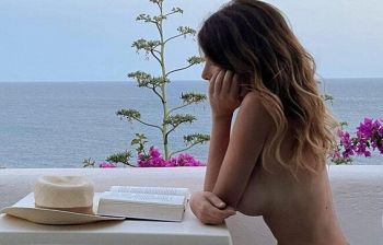 Alessia Marcuzzi chiude l'estate in topless