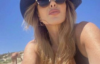 Alba Parietti: selfie in spiaggia a Formentera, ma un uomo le ruba la scena