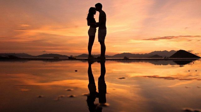 Non esiste l uomo perfetto. Nemmeno la donna lo è. Esistono solo uomini e donne imperfetti, capaci di perfezionarsi e completarsi l'un l' altro. Basta solo volerlo.