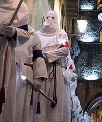 La processione degli incappucciati di Isernia - Piazza Celestino v, Isernia (IS) - Riti e tradizioni della Settimana Santa Ogni Venerdì Santo torna la tradizionale processione degli Incappucciati di Isernia. La processione parte dall...