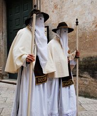 Pellegrinaggio dei "bbubbli bbubbli alla scazata" - Via Martiri d'Ungheria 27, Grottaglie (TA) - La Pasqua a Grottaglie Il Giovedì Santo è dedicato all'esaltazione dell’Eucaristia con l'allestimento del "Sepulchrum Domini" (rimasto ancora oggi nel...