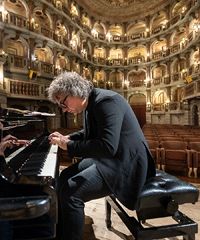 Remo Anzovino in concerto a Padova per presentare "Atelier", il nuovo album - Piazza Capitaniato 7, Padova (PD) - Tour 2025 Remo Anzovino, compositore e pianista, tra i più originali ed eclettici interpreti del nostro tempo, presenta in tour il nuovo disco "Atelie...