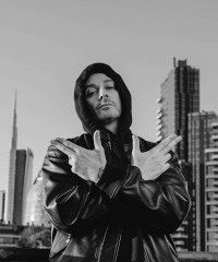 Fabri Fibra si esibisce in concerto a Trento - Via di San Vincenzo, Trento (TN) - Festival Tour 2025 In vent’anni di carriera Fabri Fibra ha contribuito prima a creare e poi a consolidare la scena rap facendo diventare questo genere...