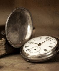 "I ricordi della soffitta", mercatino dell'antiquariato ad Arona - Via San Carlo 2, Arona (NO) - Tante bancarelle sul lungolago Appuntamento ad Arona con il mercato del collezionismo, cose antiche, oggetti strani, rari e particolari.