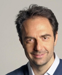 Neri Marcorè porta in scena