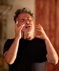 Davide Enia in scena con