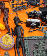 Mercatino di antichità e collezionismo a Loano - Piazza Italia 2, Loano (SV) - Tante curiorità in mostra Come ogni seconda domenica del mese, sotto i portici di Corso Europa, oltre quaranta espositori presenteranno una selezionat...