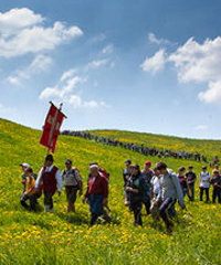 La grande Rogazione di Asiago - Piazza Giovanni Carli, Asiago (VI) - Grande camminata tradizionale Camminando per un'intera giornata, dalle 6 alle 19, si percorre il perimetro del territorio parrocchiale, oltre 30 km, a...