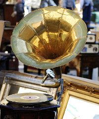 Antichità in piazza, torna il mercatino dell'antiquariato a Cavriago - Piazza a. Zanti 11, Cavriago (RE) - Torna l'appuntamento mensile con il passato ed i suoi affascinanti oggetti perduti Ogni terza domenica del mese, tranne agosto, Cavriago ospita il mer...