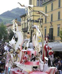 Festa di Primavera con sfilata dei carri in gesso di festa e di pensiero