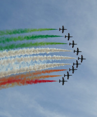 Jesolo Air Show 2025 - Piazza Giuseppe Mazzini 24, Jesolo (VE) - L'evento aeronautico più atteso della stagione jesolana Una nuova edizione di Jesolo Air Show è pronta a prendere forma. La Pattuglia Acrobatica Nazio...