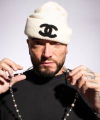 Guè in concerto - Viale Massaua 26, Riccione (RN) - La Vibe Summer Tour Dopo un tour nei palazzetti e la partecipazione al Festival di Sanremo, GUÈ si prepara ad un'estate di fuoco con un il nuovo "La V...